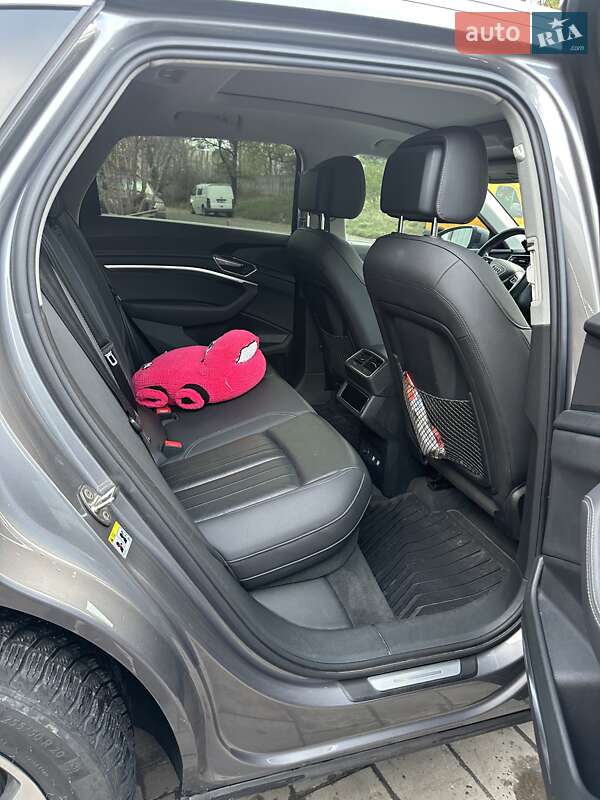 Позашляховик / Кросовер Audi e-tron 2019 в Києві фото 10 Позашляховик / Кросовер Audi e-tron 2019 в Києві