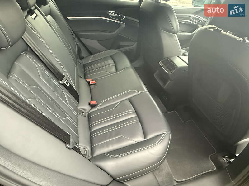 Позашляховик / Кросовер Audi e-tron 2022 в Іршаві