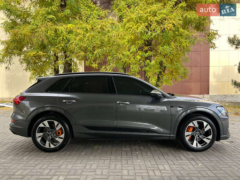 Позашляховик / Кросовер Audi e-tron 2022 в Дніпрі