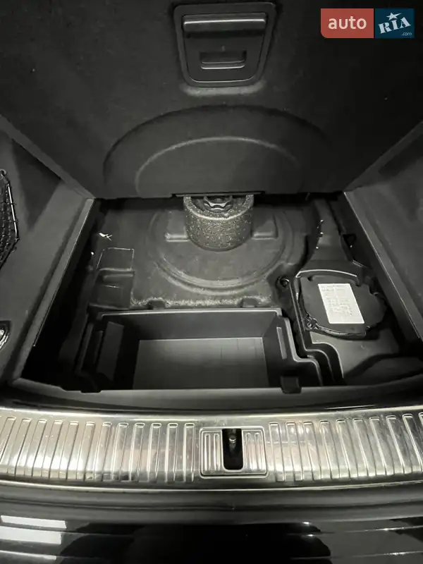 Audi e-tron 2018 VIN WAUZZZGE1KB002153 фото оголошення 36 з 71
