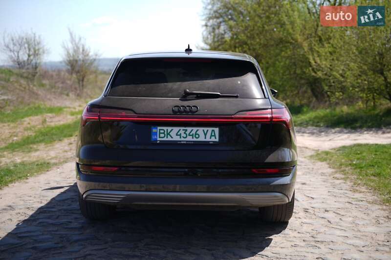 Внедорожник / Кроссовер Audi e-tron 2022 в Дубно