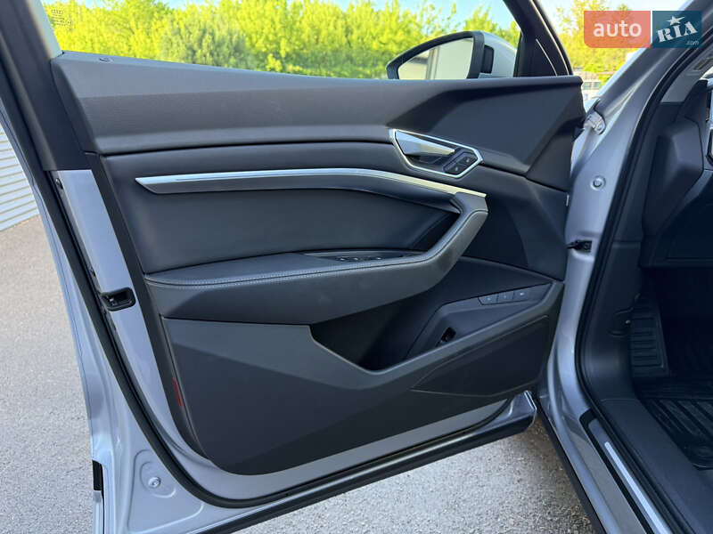 Внедорожник / Кроссовер Audi e-tron 2022 в Ровно