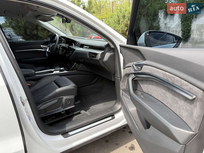 Позашляховик / Кросовер Audi e-tron 2021 в Рівному