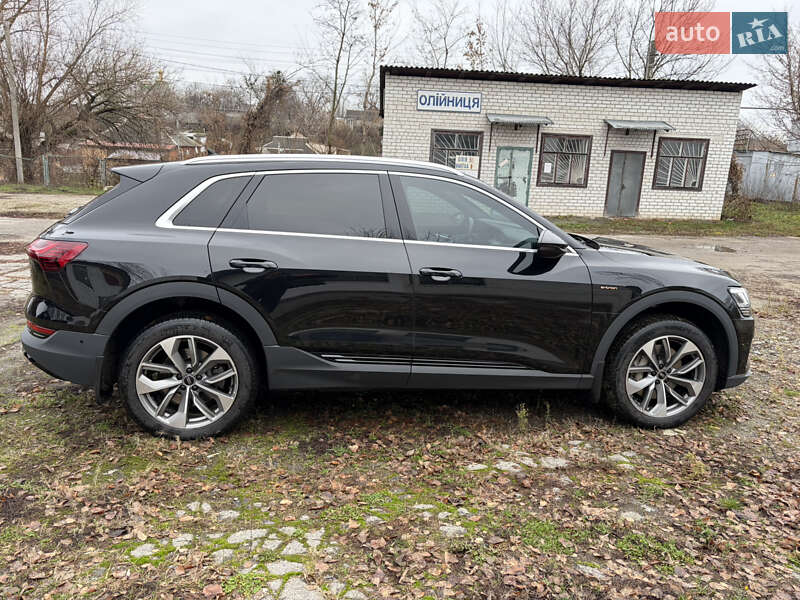 Позашляховик / Кросовер Audi e-tron 2021 в Зміїві