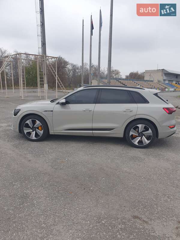 Позашляховик / Кросовер Audi e-tron 2022 в Березані