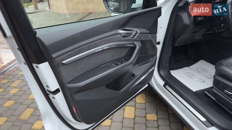 Внедорожник / Кроссовер Audi e-tron 2019 в Сваляве