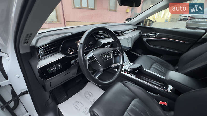 Внедорожник / Кроссовер Audi e-tron 2019 в Сваляве