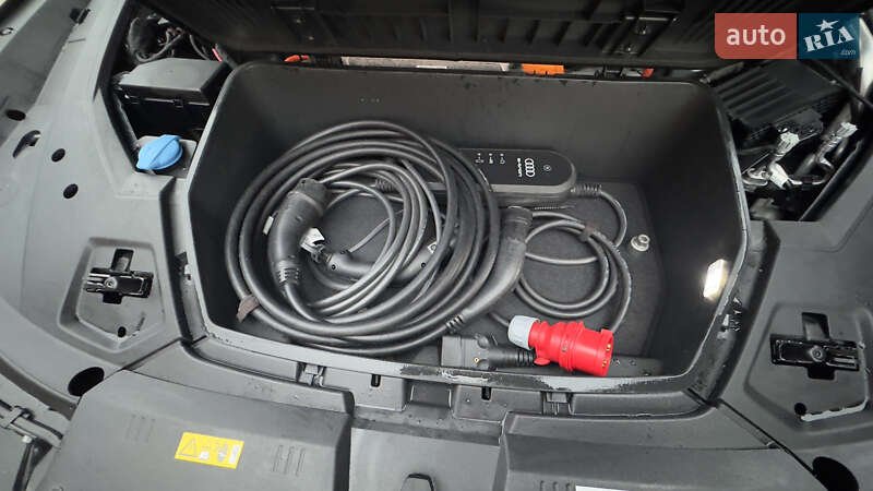 Внедорожник / Кроссовер Audi e-tron 2021 в Сваляве