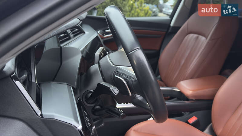 Внедорожник / Кроссовер Audi e-tron 2021 в Сваляве