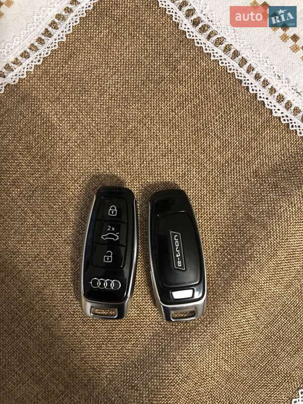 Внедорожник / Кроссовер Audi e-tron 2022 в Киеве