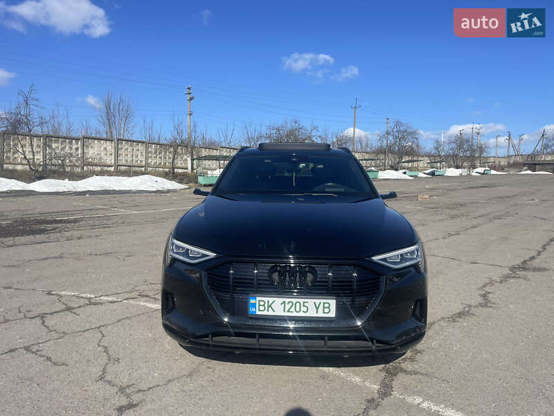 Позашляховик / Кросовер Audi e-tron 2022 в Рівному
