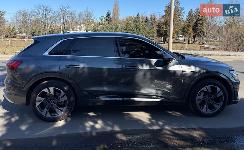 Позашляховик / Кросовер Audi e-tron 2021 в Києві