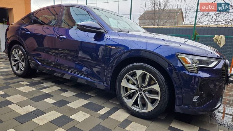 Позашляховик / Кросовер Audi e-tron 2020 в Нерубайське
