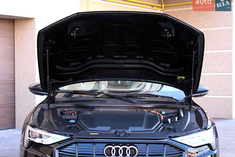 Позашляховик / Кросовер Audi e-tron 2021 в Вінниці