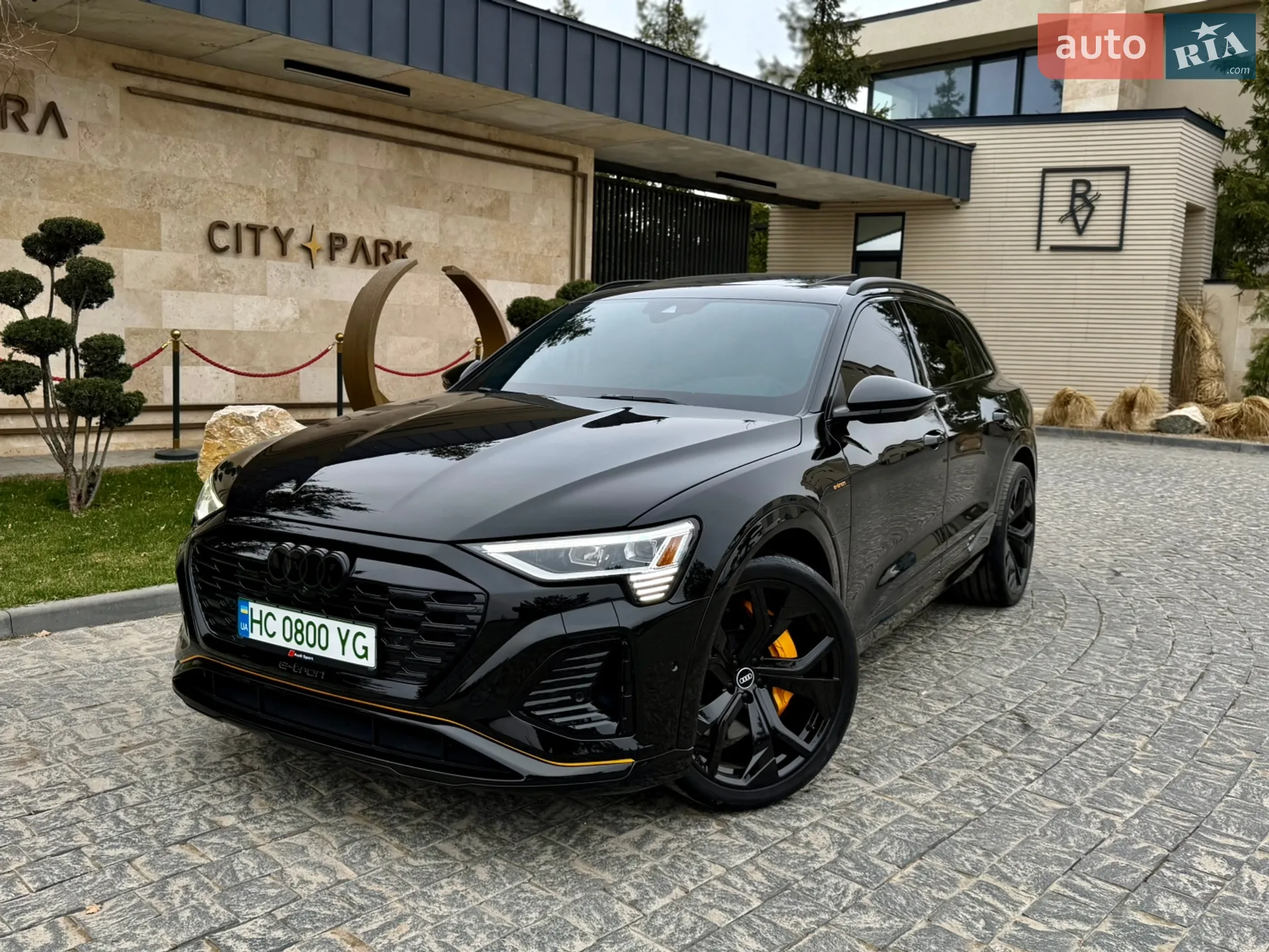 Audi e-tron 2019 VIN WA1LAAGE5KB014477 фото оголошення 2 з 44