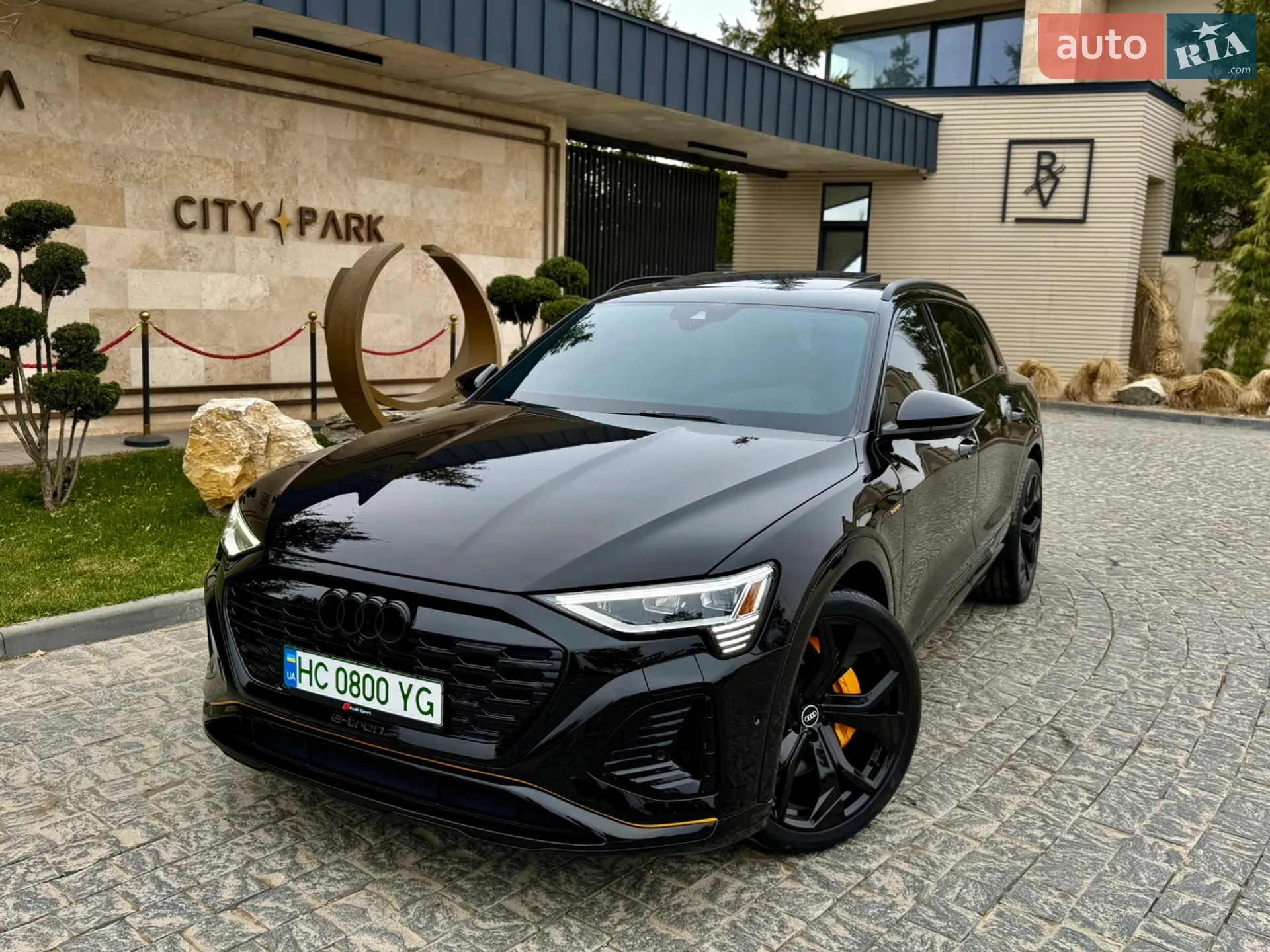 Audi e-tron 2019 VIN WA1LAAGE5KB014477 фото оголошення 3 з 44