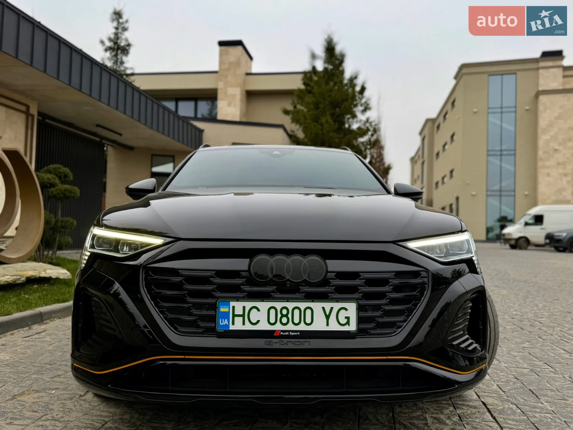 Audi e-tron 2019 VIN WA1LAAGE5KB014477 фото оголошення 5 з 44