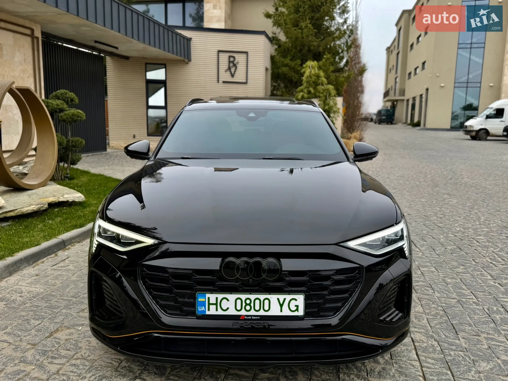 Audi e-tron 2019 VIN WA1LAAGE5KB014477 фото оголошення 4 з 44