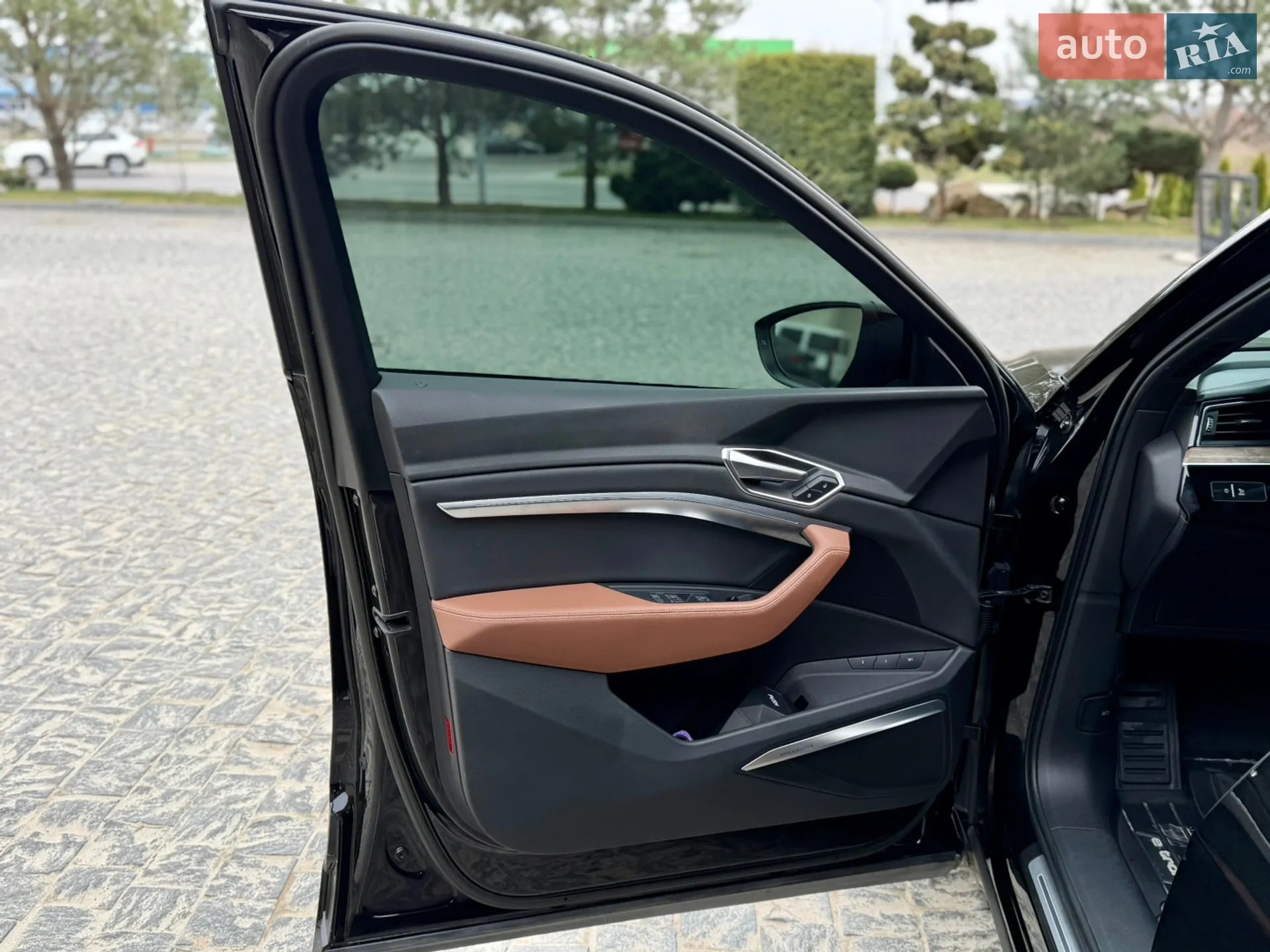 Audi e-tron 2019 VIN WA1LAAGE5KB014477 фото оголошення 32 з 44