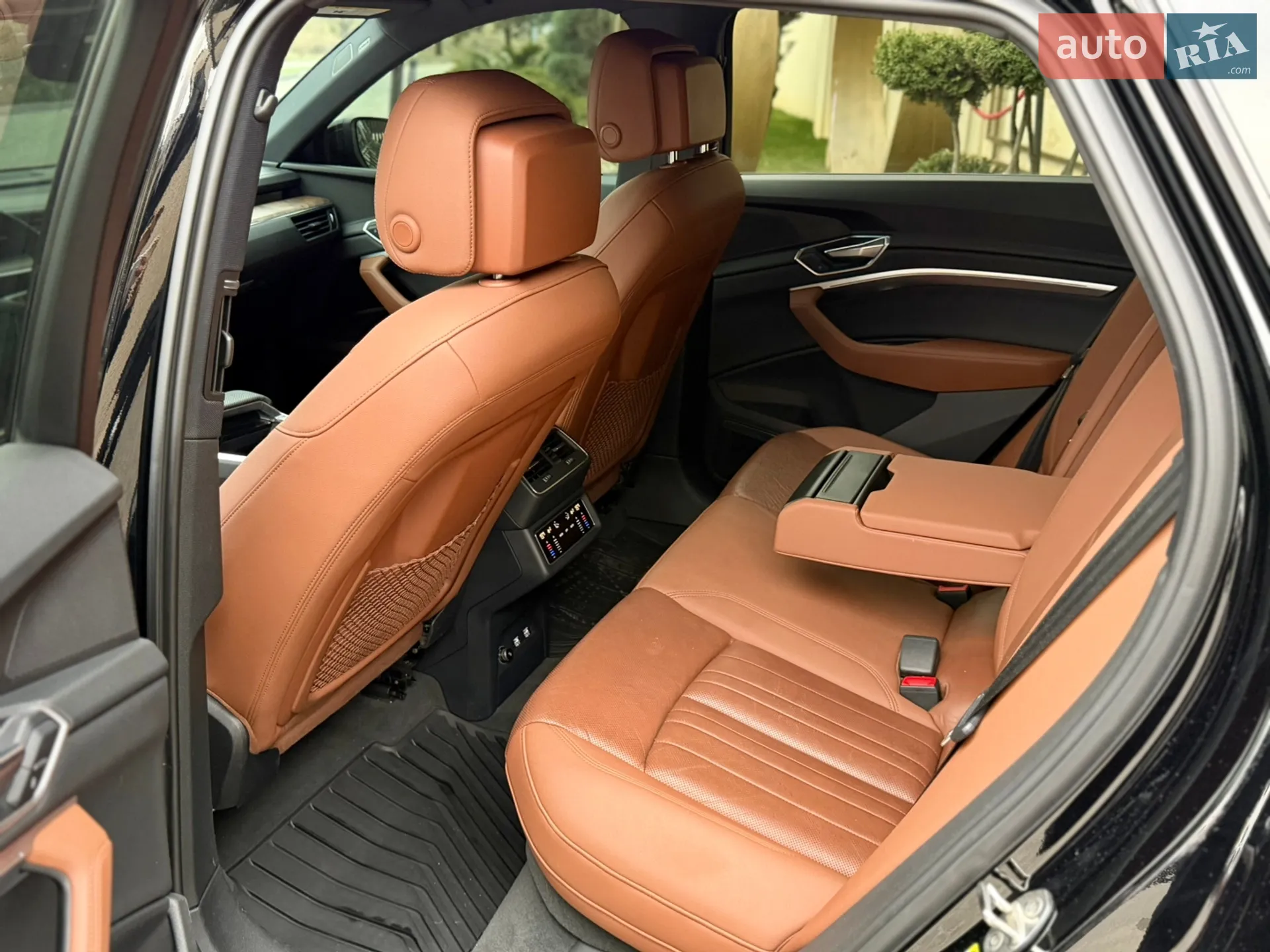Audi e-tron 2019 VIN WA1LAAGE5KB014477 фото оголошення 36 з 44