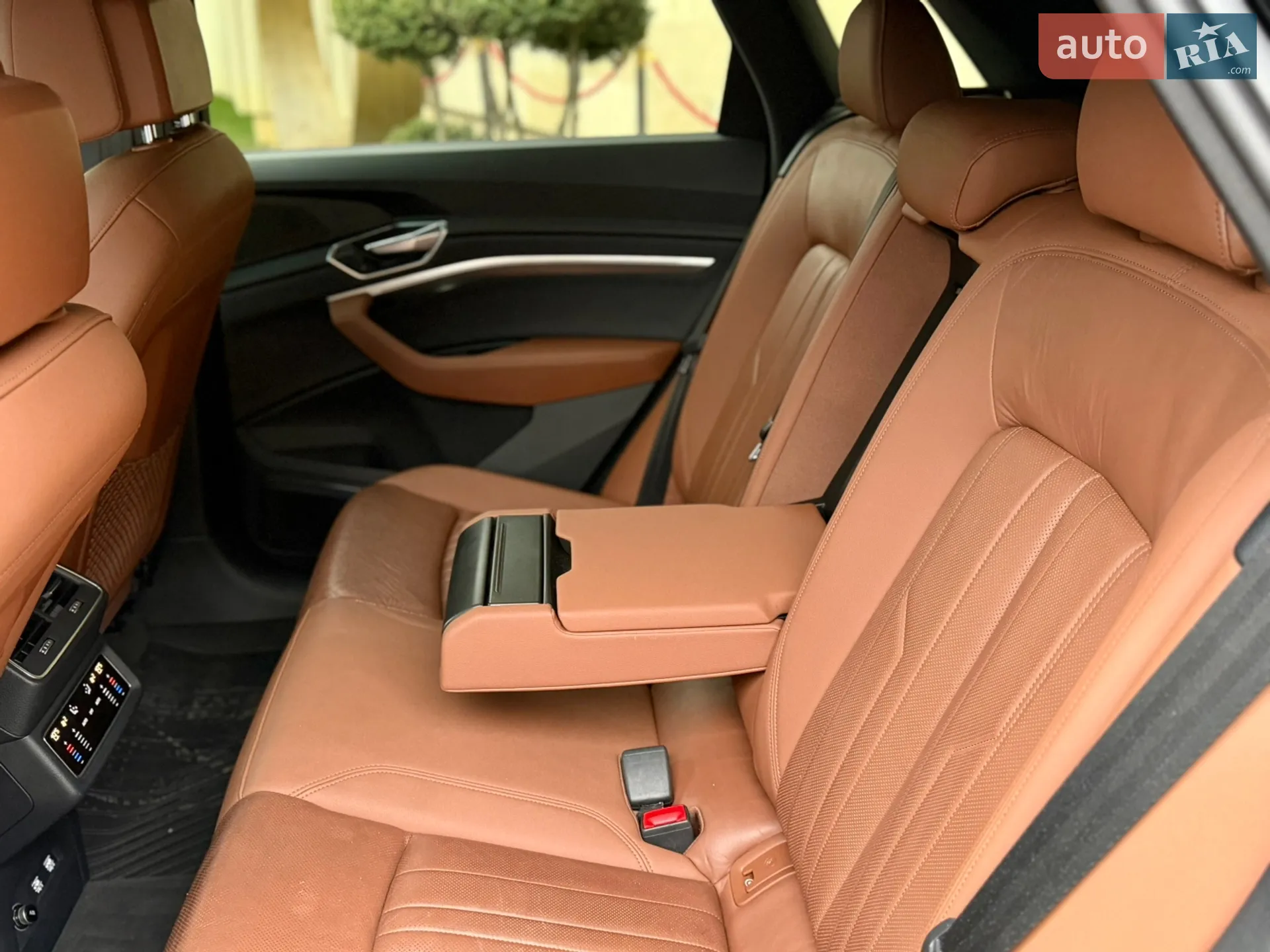 Audi e-tron 2019 VIN WA1LAAGE5KB014477 фото оголошення 37 з 44