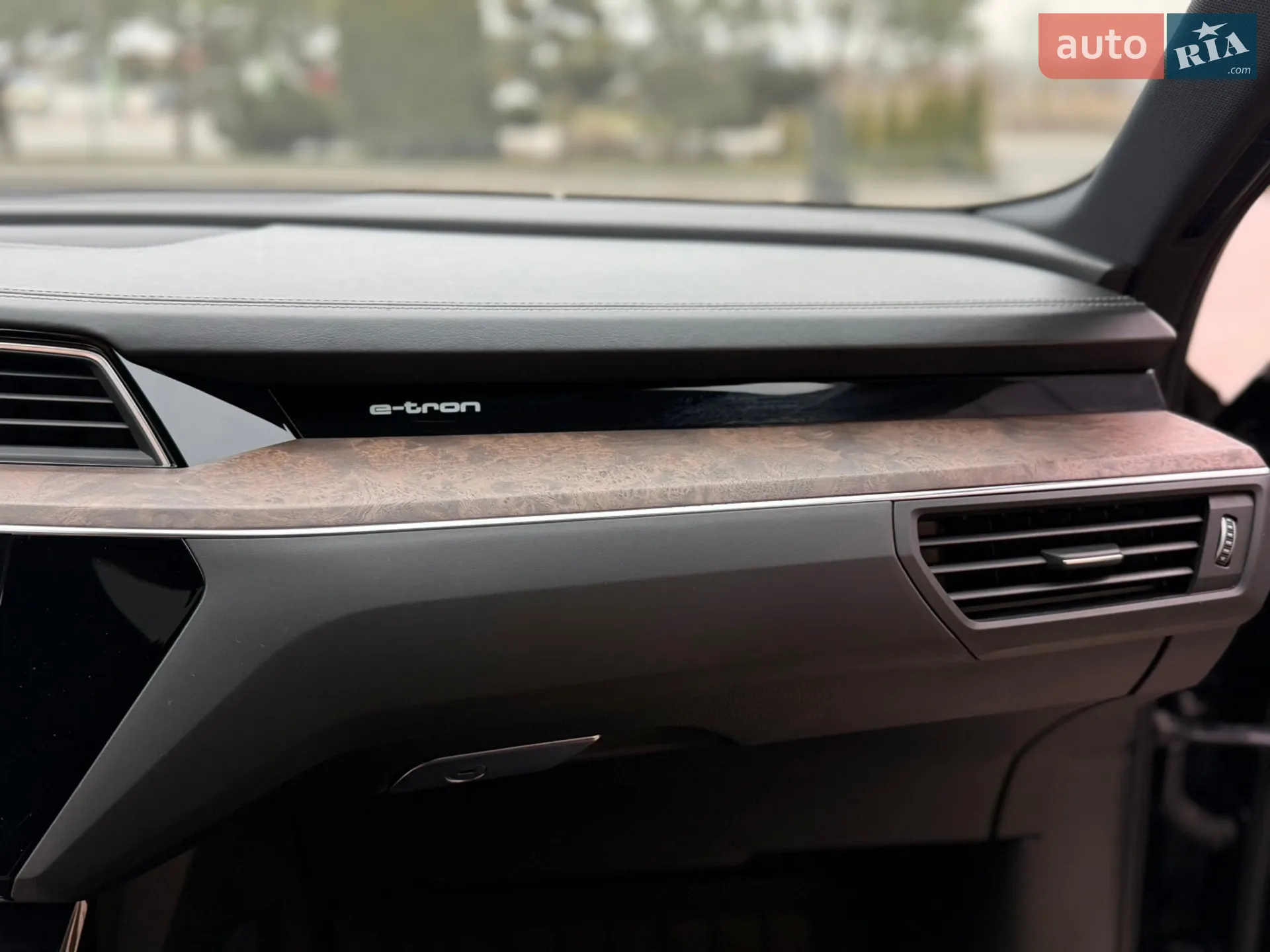 Audi e-tron 2019 VIN WA1LAAGE5KB014477 фото оголошення 43 з 44