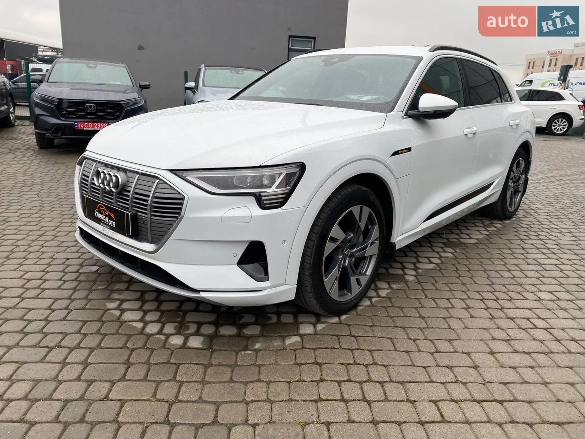 Audi e-tron 2018 VIN WAUZZZGE8KB003395 фото оголошення 4 з 6