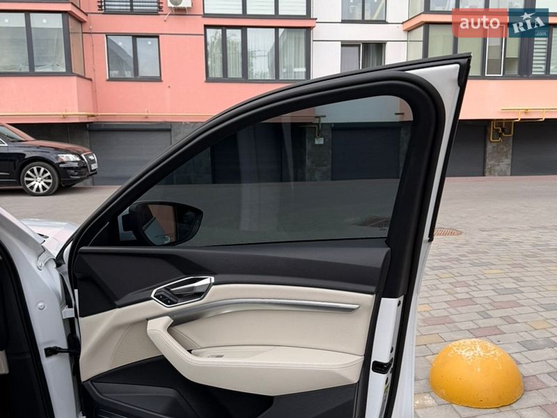 Позашляховик / Кросовер Audi e-tron 2019 в Володимирі