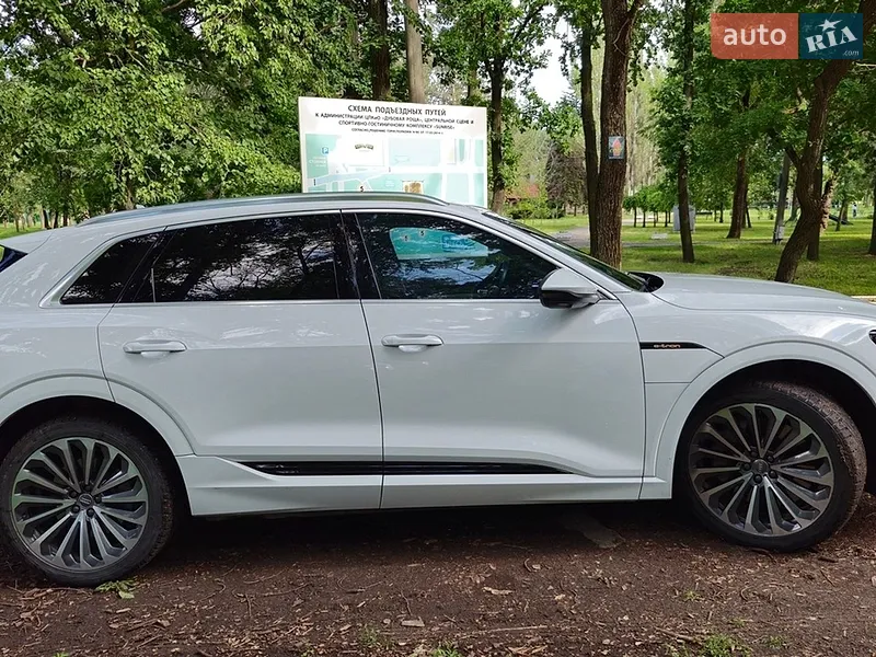 Audi e-tron 2019 VIN WA1VABGE3KB011317 фото оголошення 10 з 52