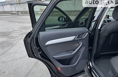 Позашляховик / Кросовер Audi Q3 2012 в 