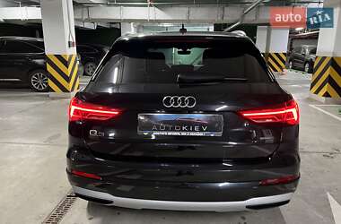 Позашляховик / Кросовер Audi Q3 2019 в 