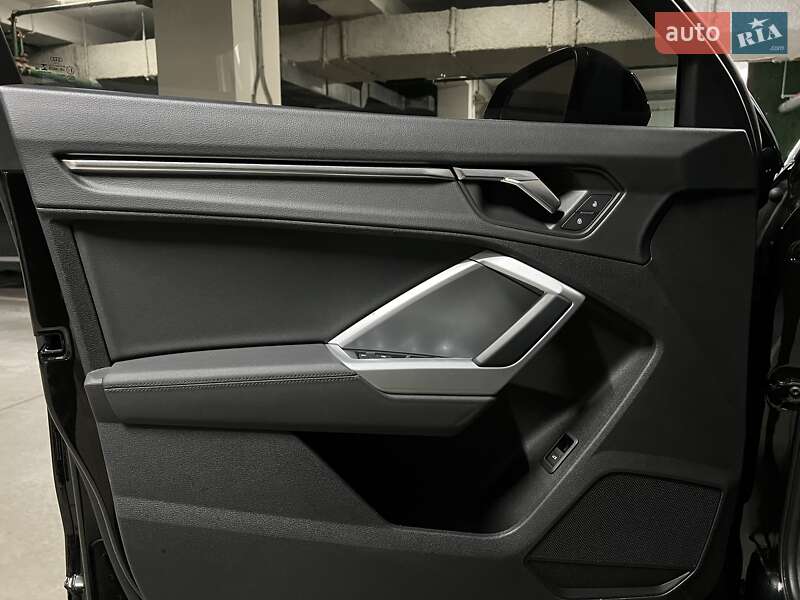 Внедорожник / Кроссовер Audi Q3 2019 в Киеве