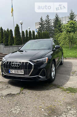 Позашляховик / Кросовер Audi Q3 2021 в 