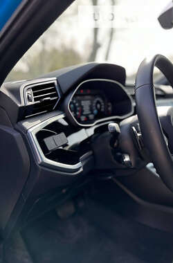 Позашляховик / Кросовер Audi Q3 2022 в 