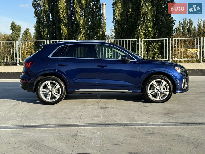 Внедорожник / Кроссовер Audi Q3 2021 в Киеве