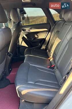 Позашляховик / Кросовер Audi Q3 2015 в 