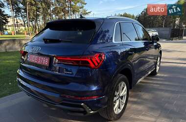 Позашляховик / Кросовер Audi Q3 2021 в 
