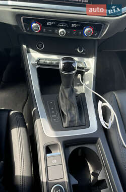 Позашляховик / Кросовер Audi Q3 2023 в 