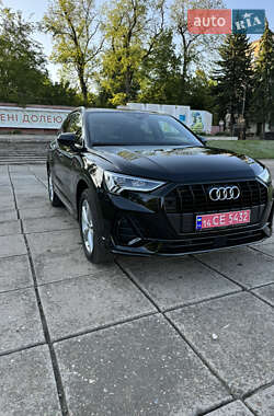 Позашляховик / Кросовер Audi Q3 2022 в 