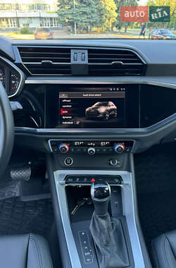 Позашляховик / Кросовер Audi Q3 2022 в 