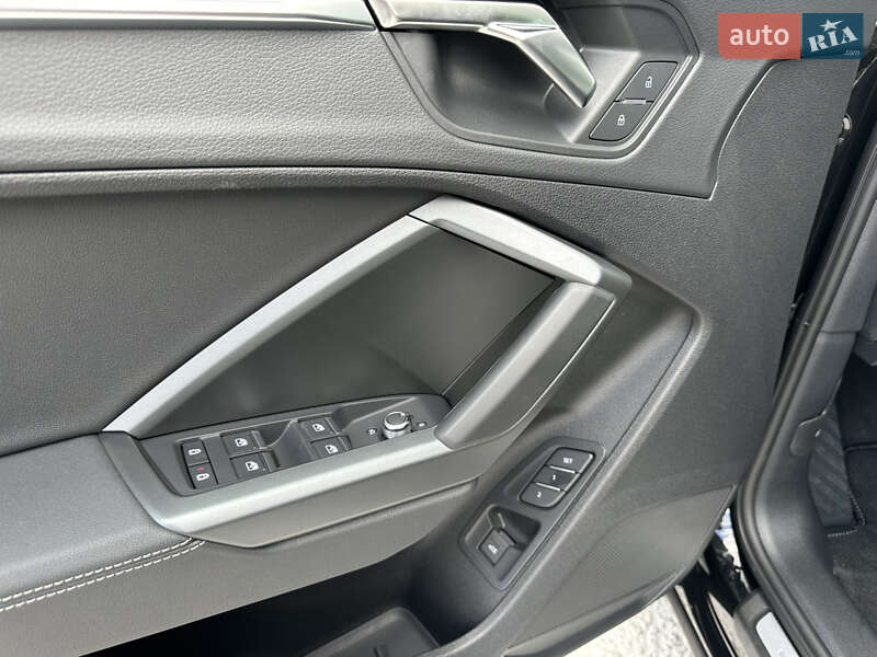 Внедорожник / Кроссовер Audi Q3 2024 в Киеве