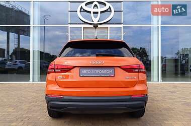 Позашляховик / Кросовер Audi Q3 2021 в 
