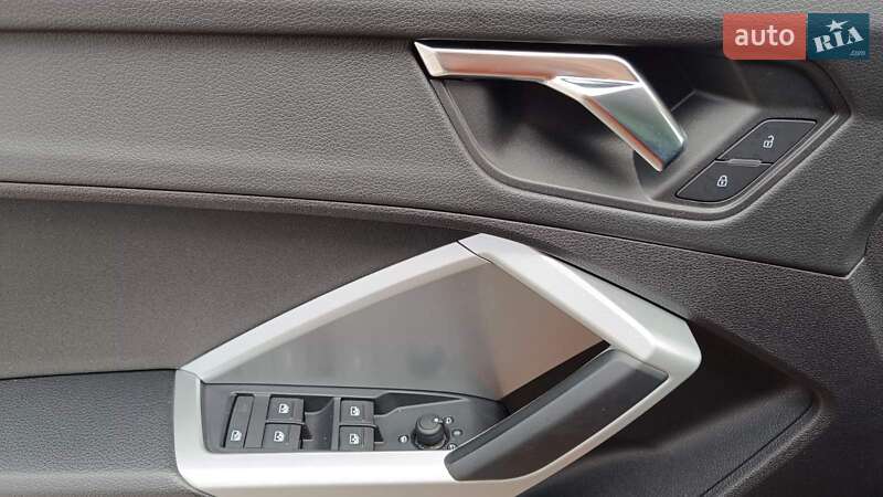 Внедорожник / Кроссовер Audi Q3 2021 в Киеве