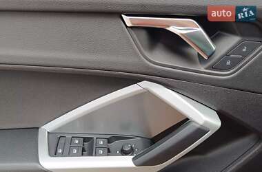 Позашляховик / Кросовер Audi Q3 2021 в 