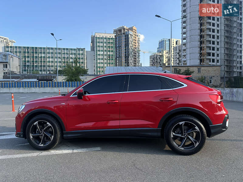 Позашляховик / Кросовер Audi Q3 2021 в Києві