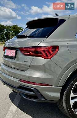 Позашляховик / Кросовер Audi Q3 2019 в 