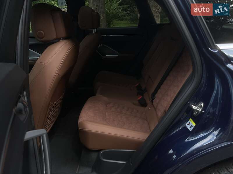 Внедорожник / Кроссовер Audi Q3 2019 в Киеве