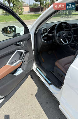 Внедорожник / Кроссовер Audi Q3 2022 в 