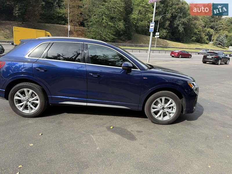 Внедорожник / Кроссовер Audi Q3 2024 в Киеве