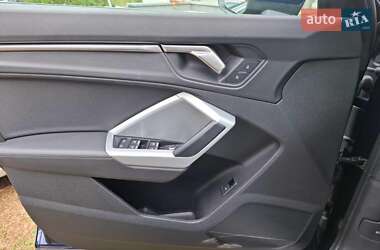 Позашляховик / Кросовер Audi Q3 2021 в 